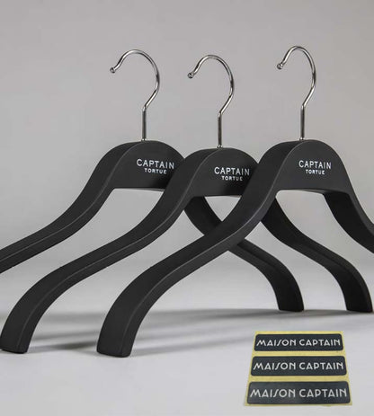 Kleiderbügel für Jacken mit Maison Captain Sticker
