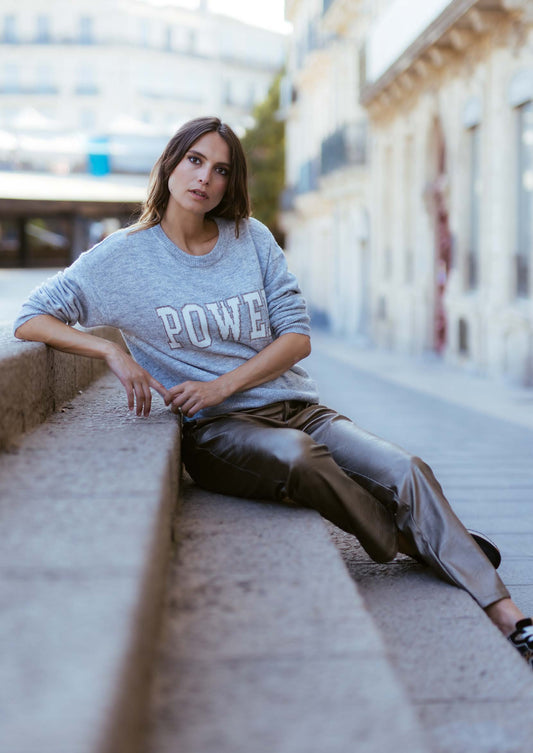 Power Pulli in Perlgrau