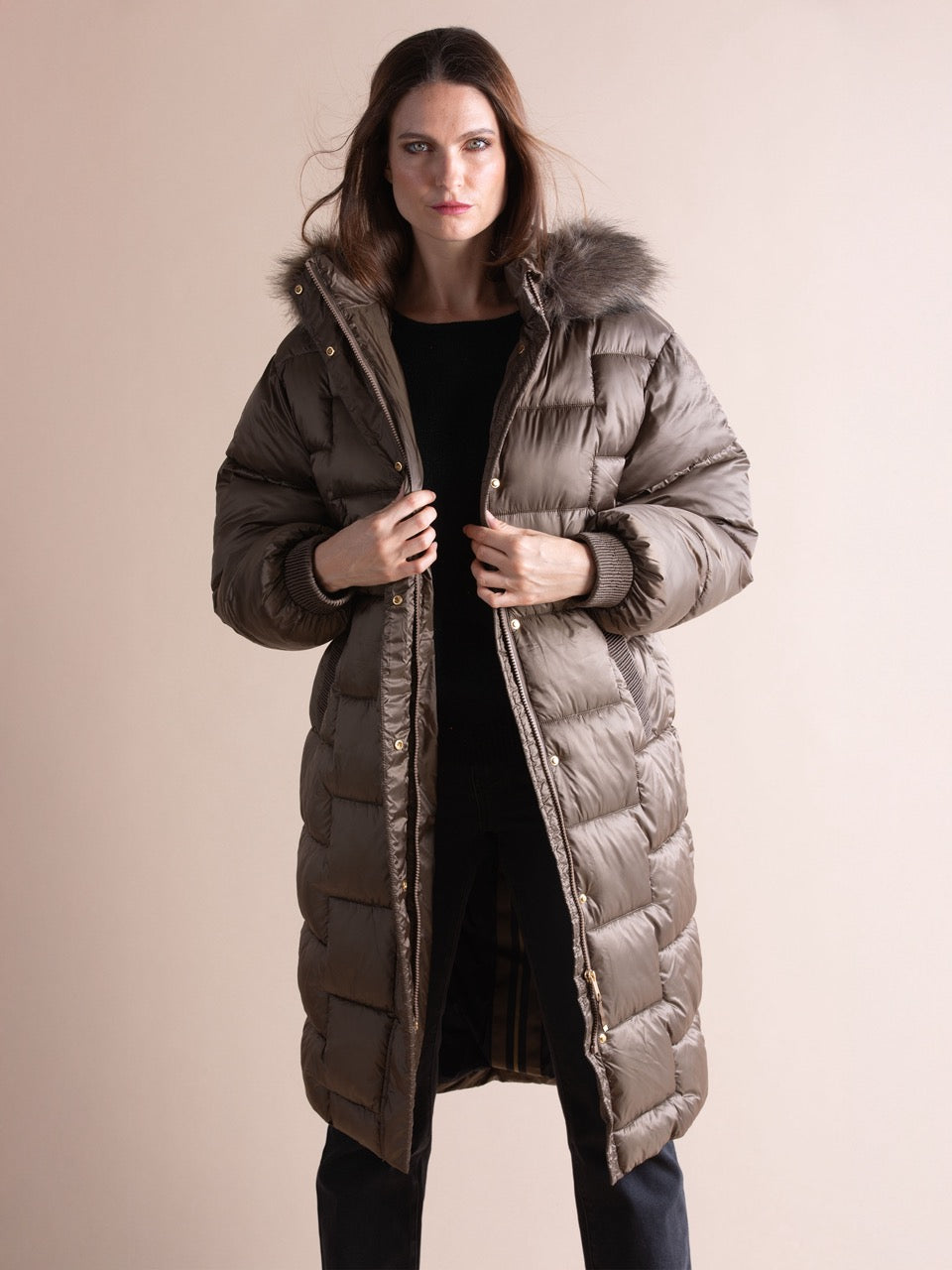 Lange Daunenjacke mit Kapuze