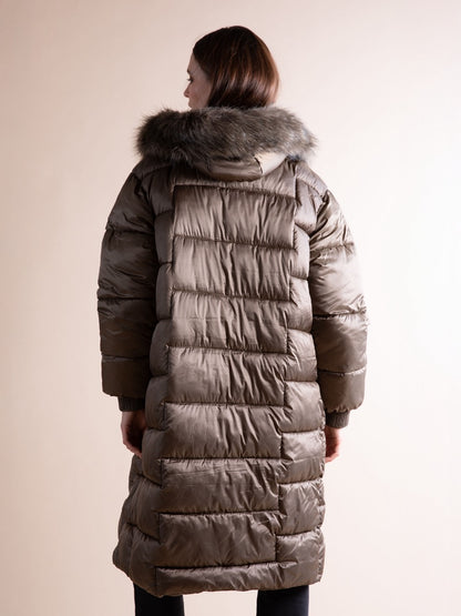 Lange Daunenjacke mit Kapuze