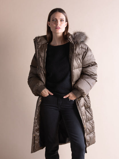Lange Daunenjacke mit Kapuze