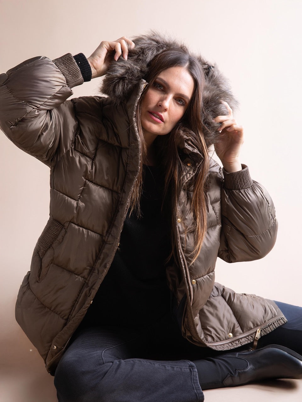 Lange Daunenjacke mit Kapuze
