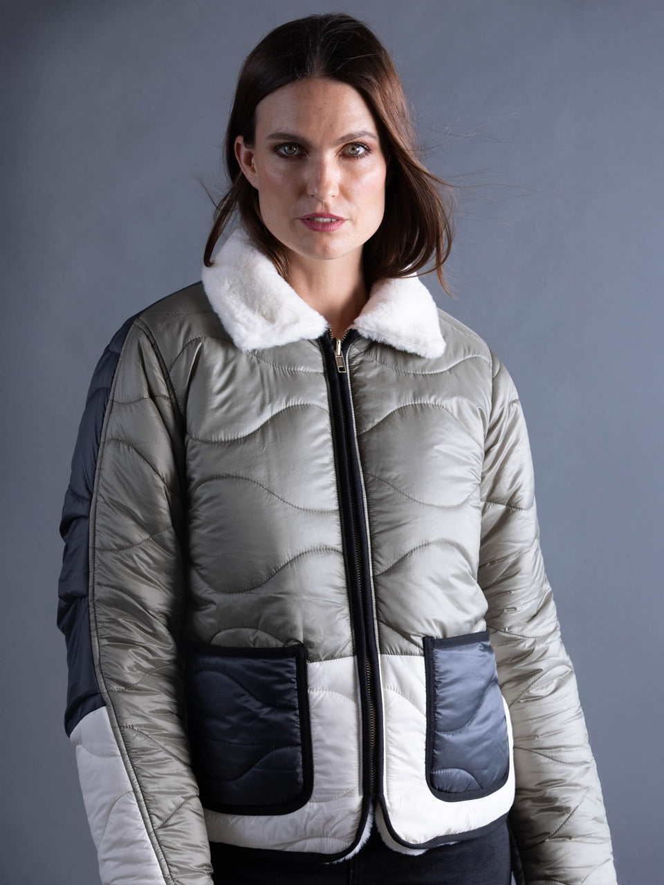 Kurze Wende-Daunenjacke