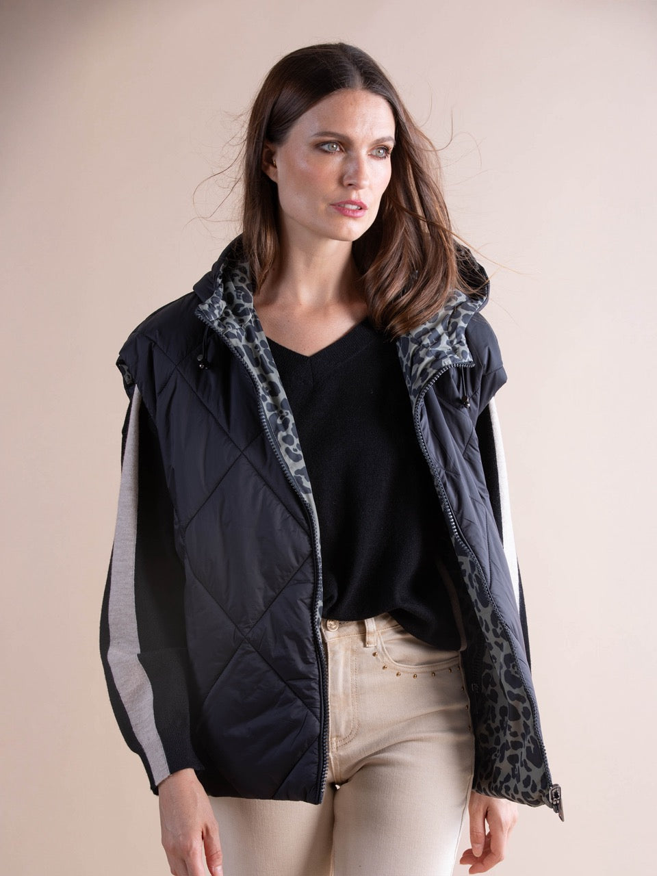 Ärmellose Daunenjacke mit Print