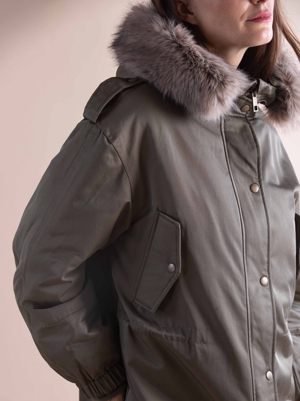 Kurzer Parka mit Kapuze