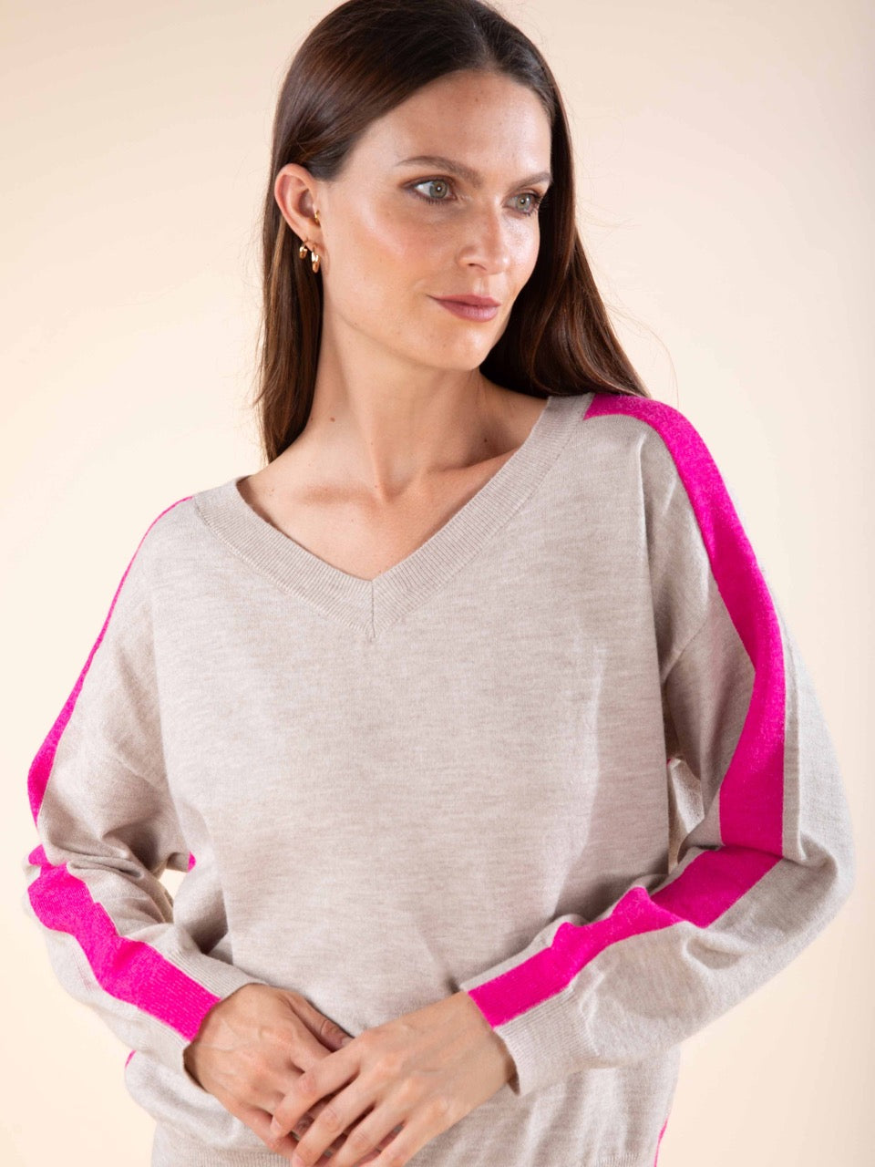 Pullover mit V-Ausschnitt und Kontraststreifen in Beige