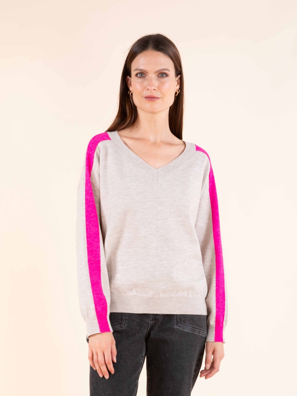 Pullover mit V-Ausschnitt und Kontraststreifen in Beige