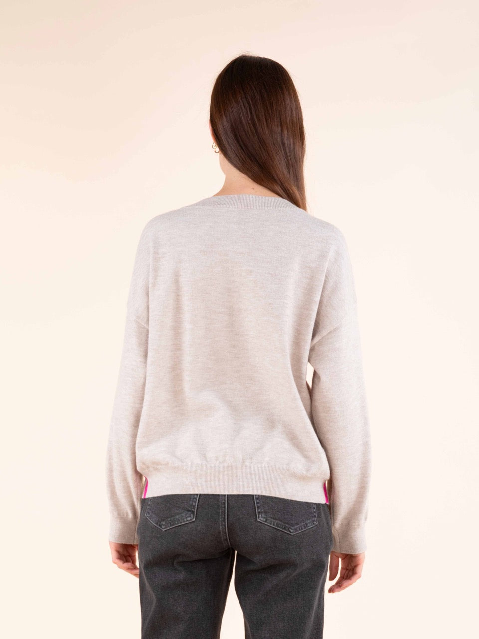 Pullover mit V-Ausschnitt und Kontraststreifen in Beige