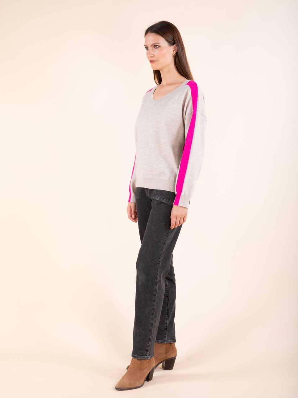 Pullover mit V-Ausschnitt und Kontraststreifen in Beige
