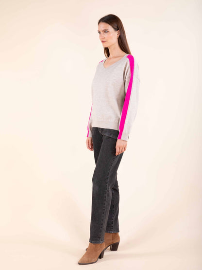 Pullover mit V-Ausschnitt und Kontraststreifen in Beige