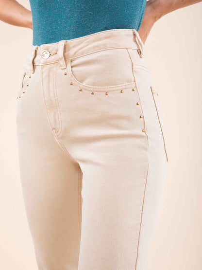 Gerade Jeans mit Nieten - KATE in Beige