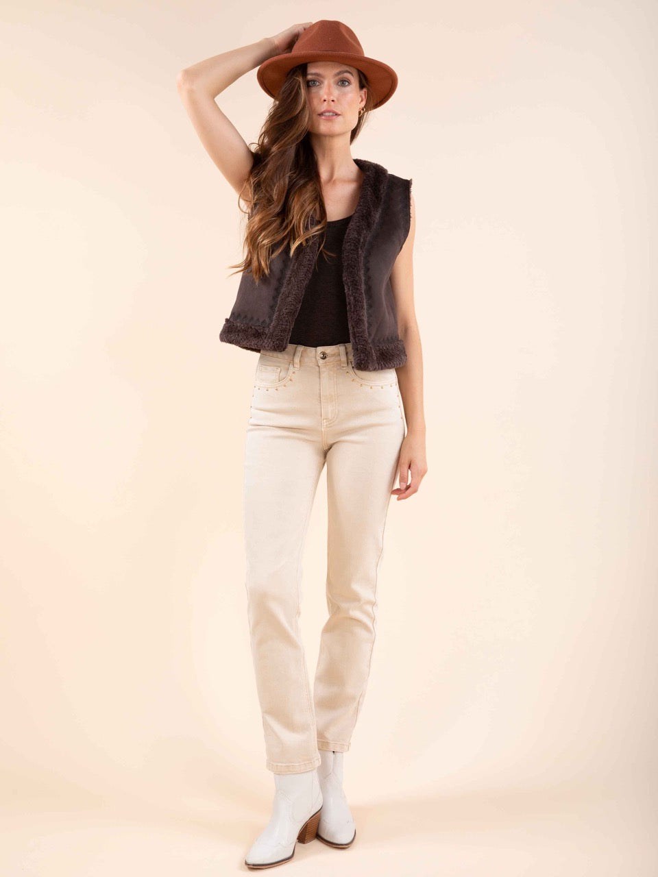 Gerade Jeans mit Nieten - KATE in Beige
