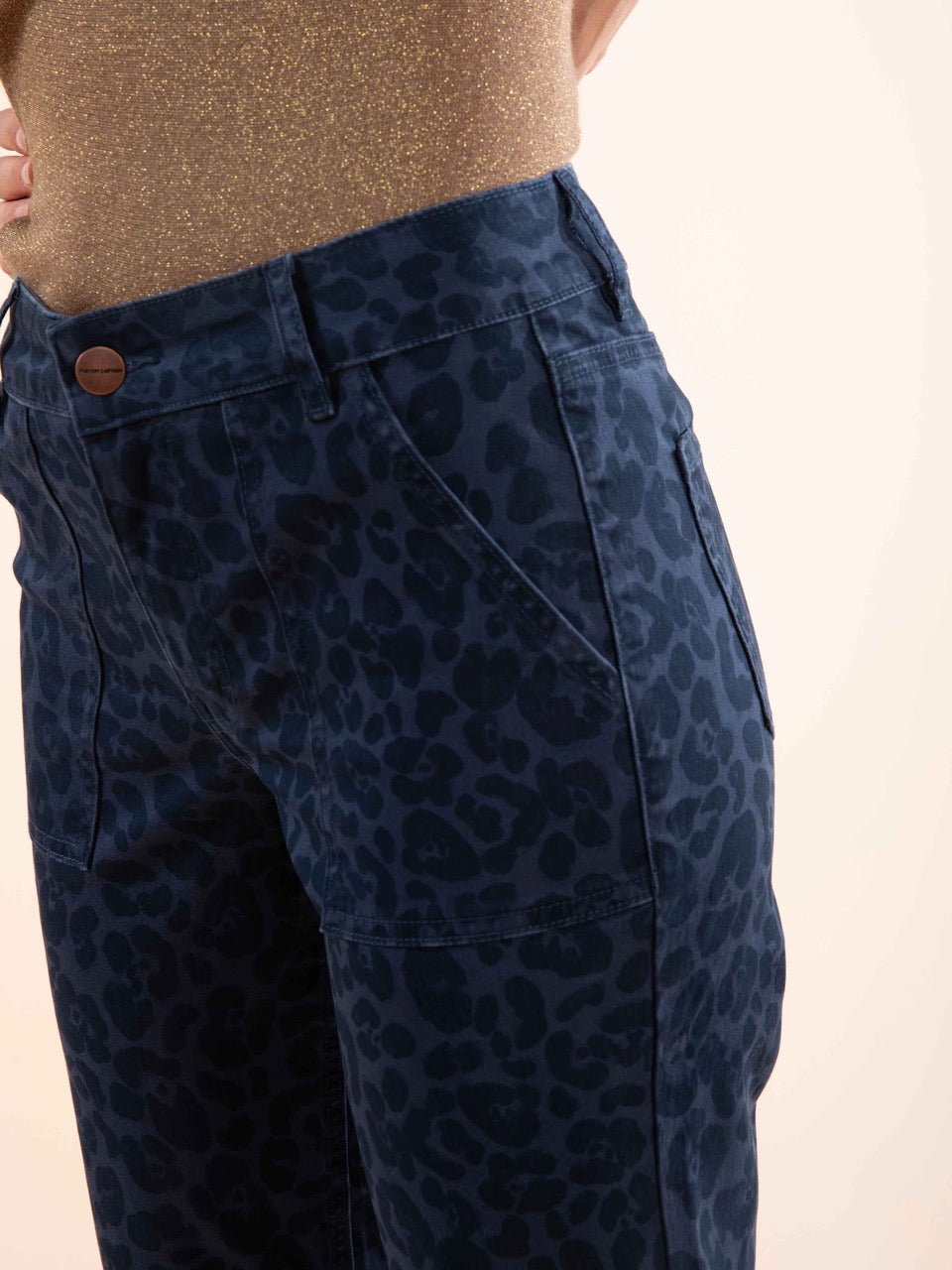 Gerade Hose in Indigo mit Leopardenmuster