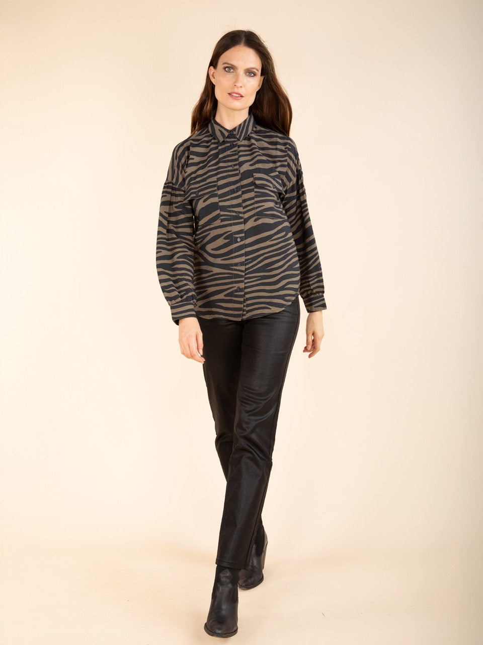 Bluse mit Zebradruck in Tinte