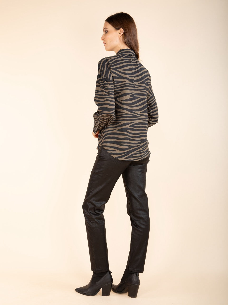 Bluse mit Zebradruck in Tinte