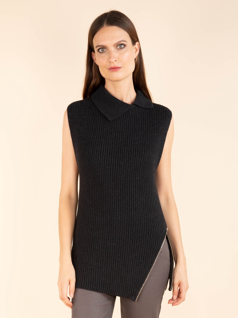 Ärmelloser Pullover mit Reißverschluss in Anthrazit