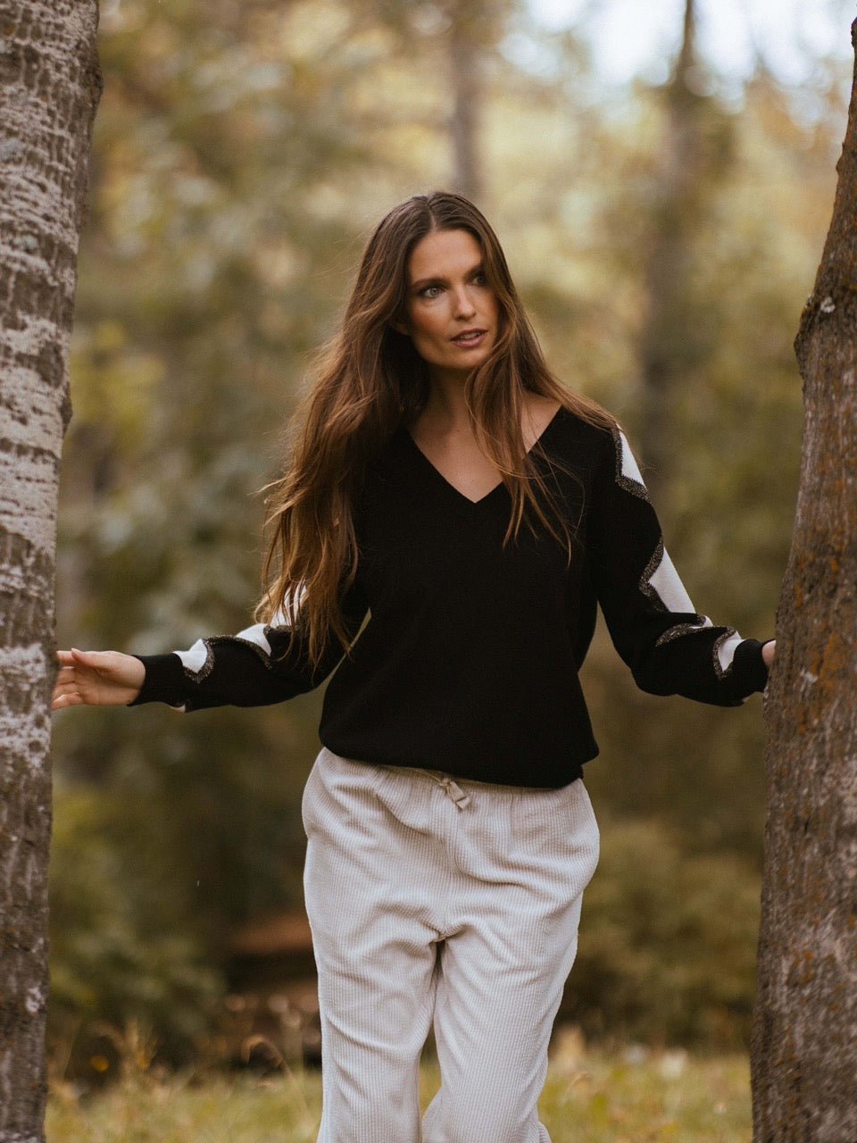 Zweifarbiger Pullover mit Grafikprint
