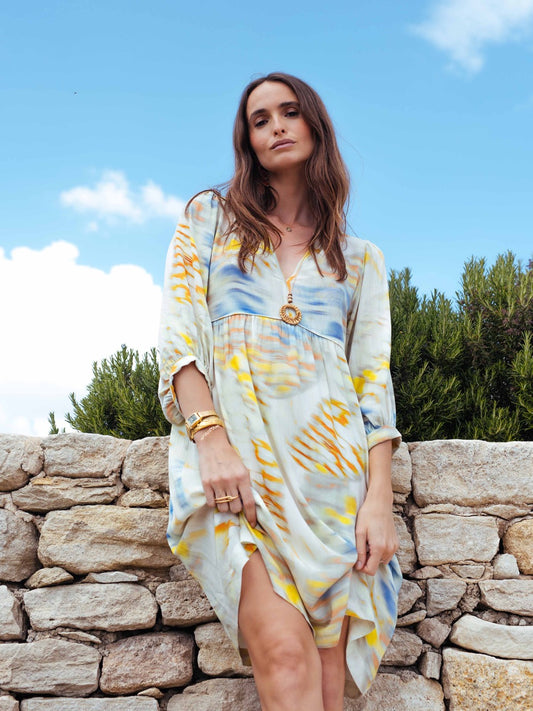 Bedrucktes Kleid mit Halskette