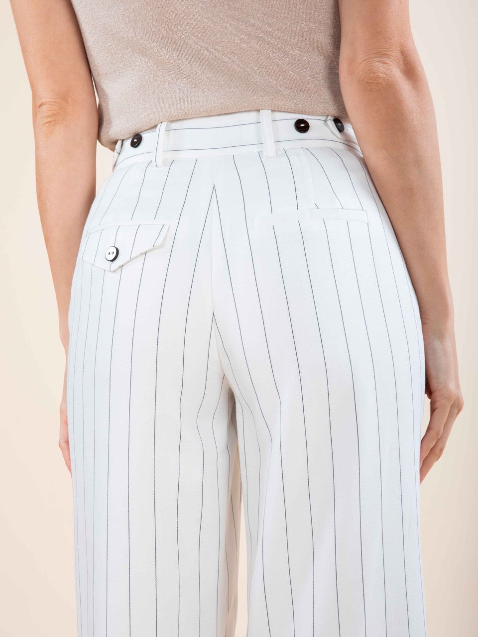Hose mit Mikrostreifen im Tennis-Look