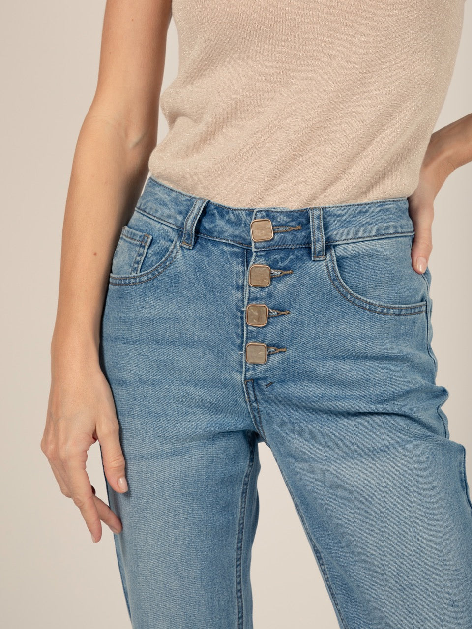 Jeans mit großen Knöpfen in Denim