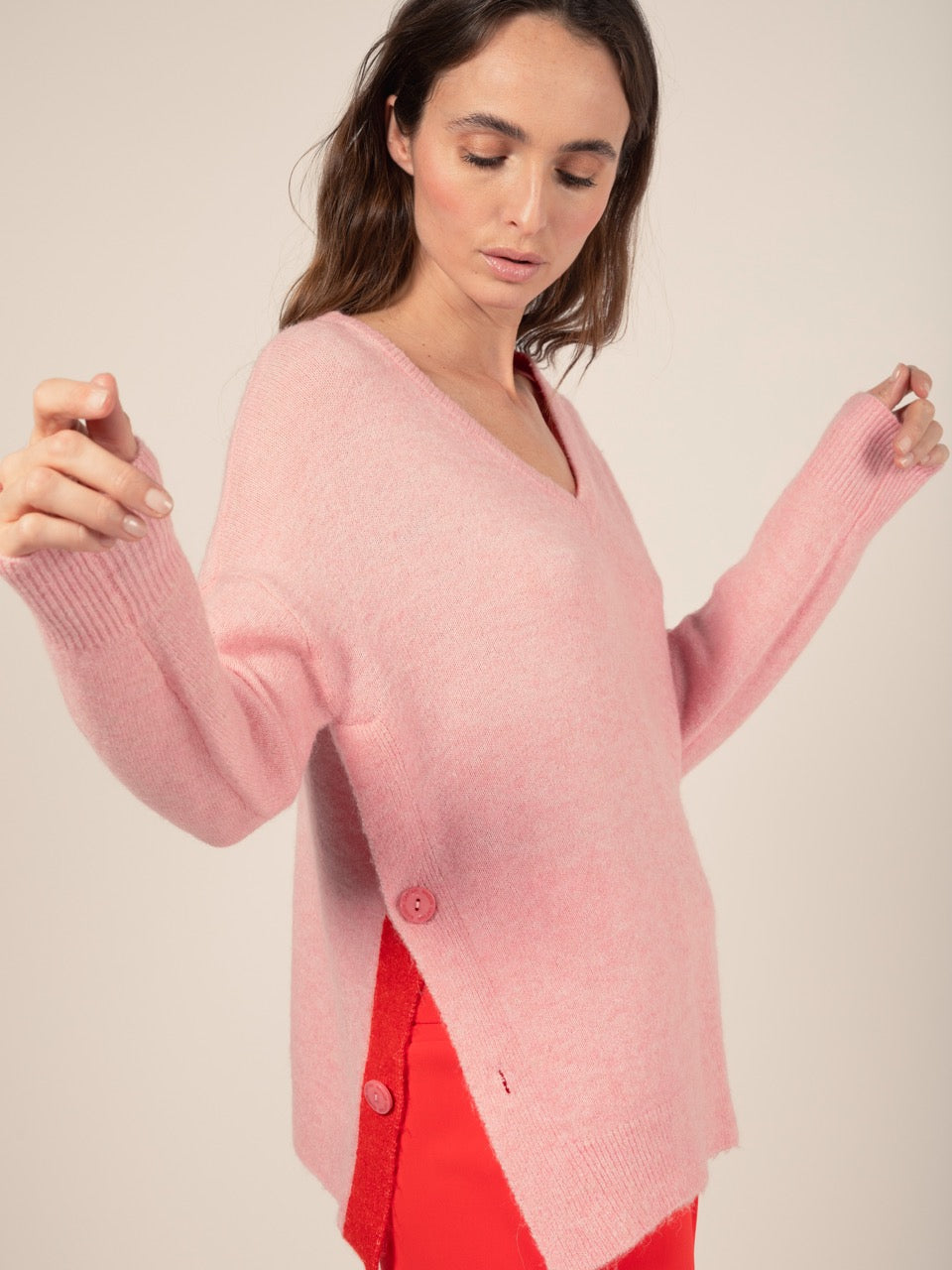 Einfarbiger Pullover mit V-Ausschnitt in Sorbet