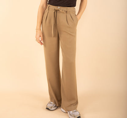 Weite Hose mit Gürtel