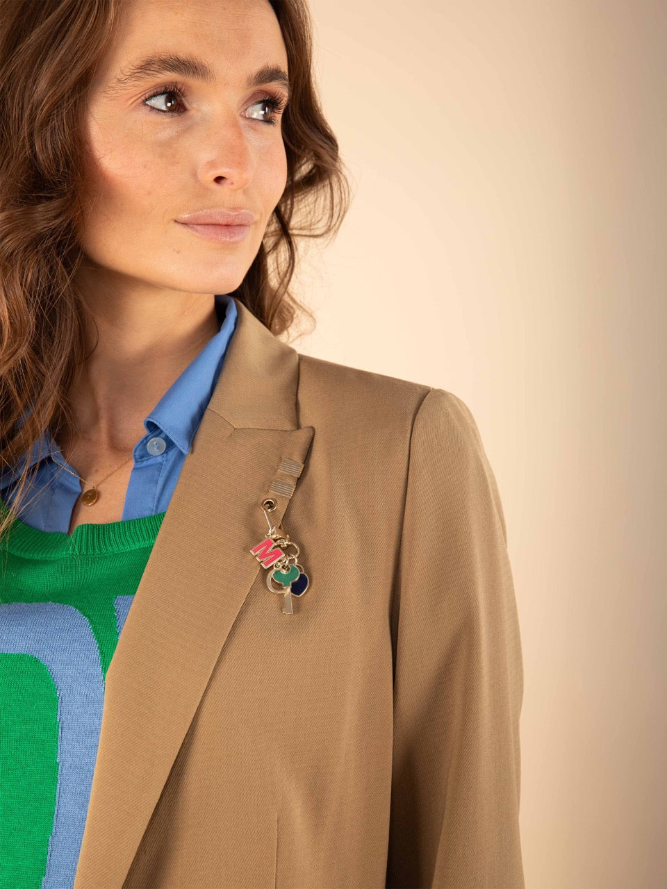 Blazer mit Schmuckanhänger