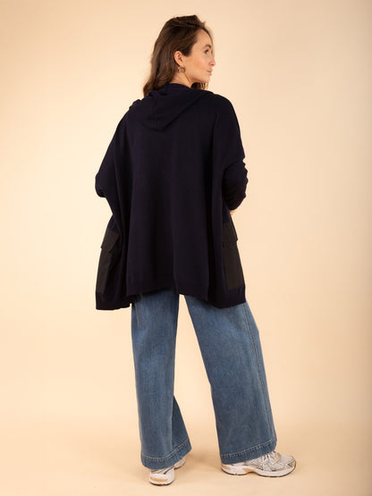 Weite Strickjacke mit Kapuze