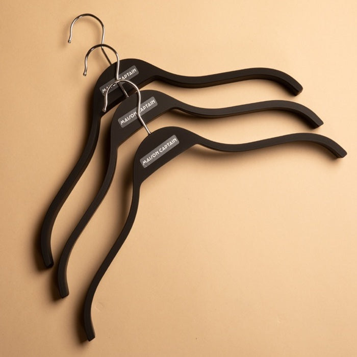 Kleiderbügel für Jacken mit Maison Captain Sticker