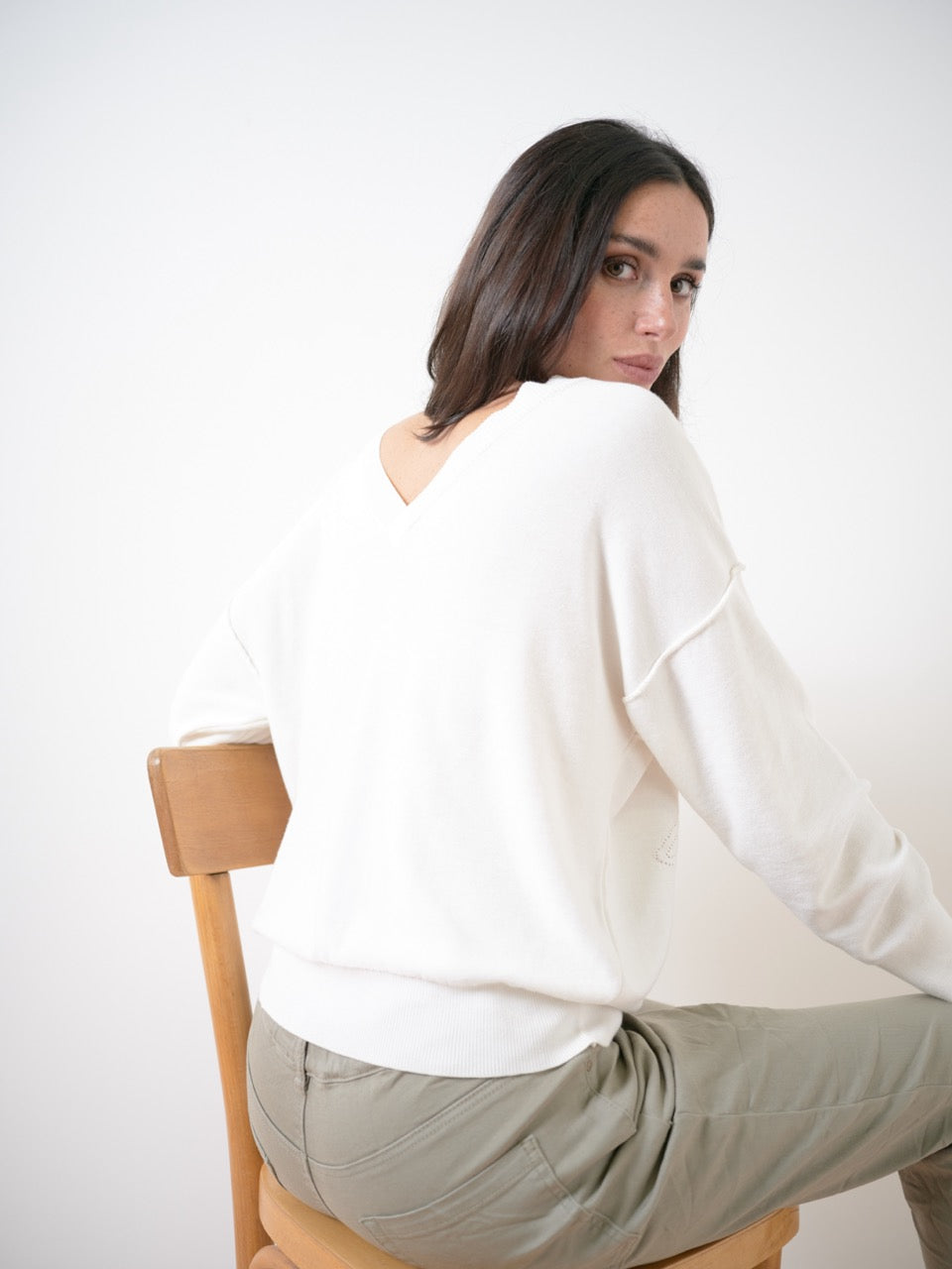 Pullover mit V-Ausschnitt und Lochmuster-Detail